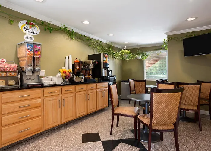 Super 8 By Wyndham Indianapolis-Southport Rd