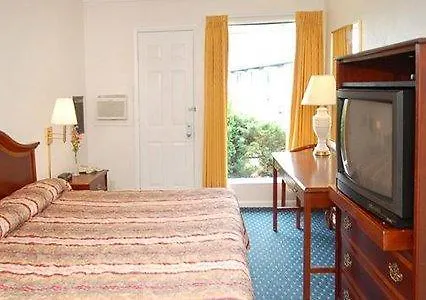 Econo Lodge Inn & Suites Shelburne