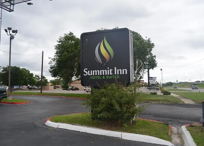 Summit Inn Hotel & Suites