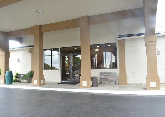 Summit Inn Hotel & Suites