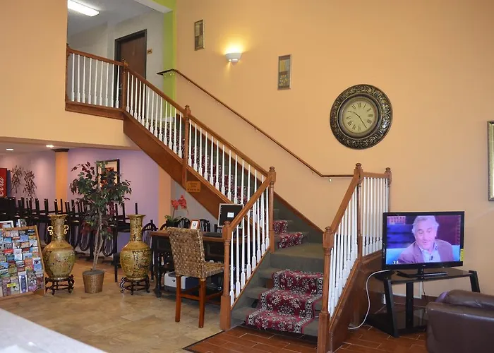 Summit Inn Hotel & Suites