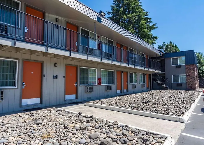 Econo Lodge Inn & Suites West Portland/Hillsboro