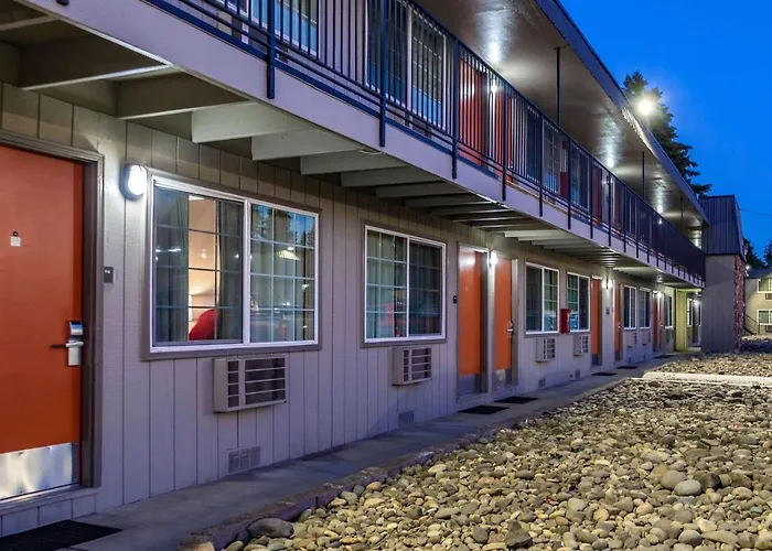 Econo Lodge Inn & Suites West Portland/Hillsboro