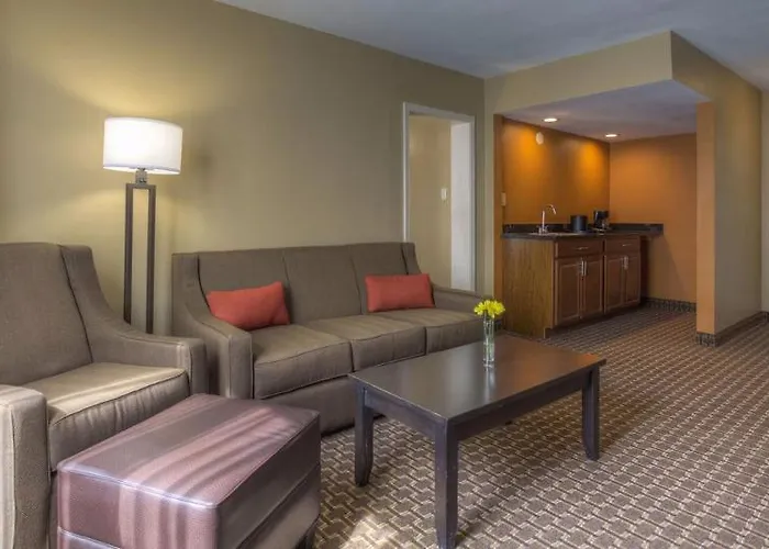 Econo Lodge Inn & Suites