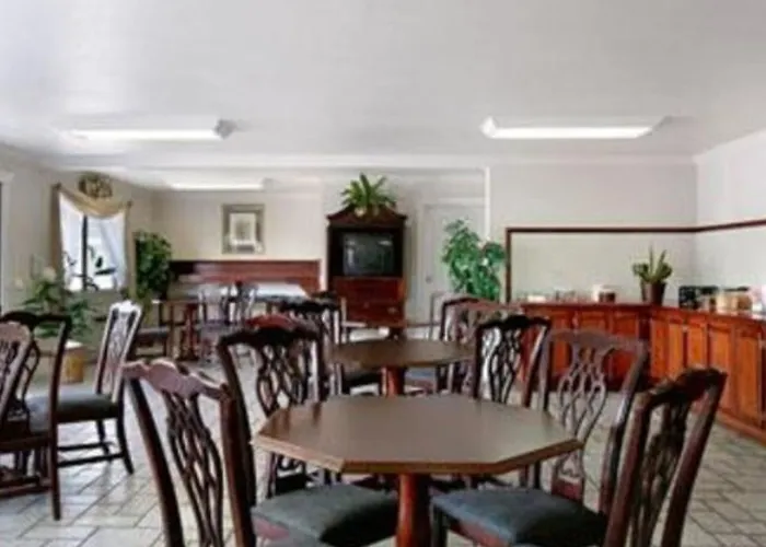 Econo Lodge Inn & Suites Central