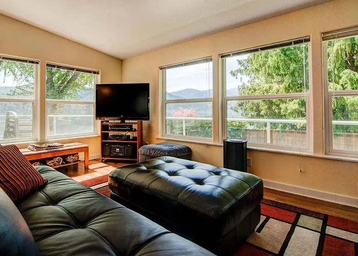 Fray'S Lane Waterfront Home