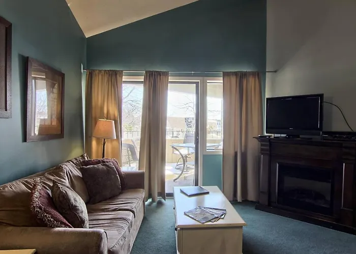 210 Pointes North Inn