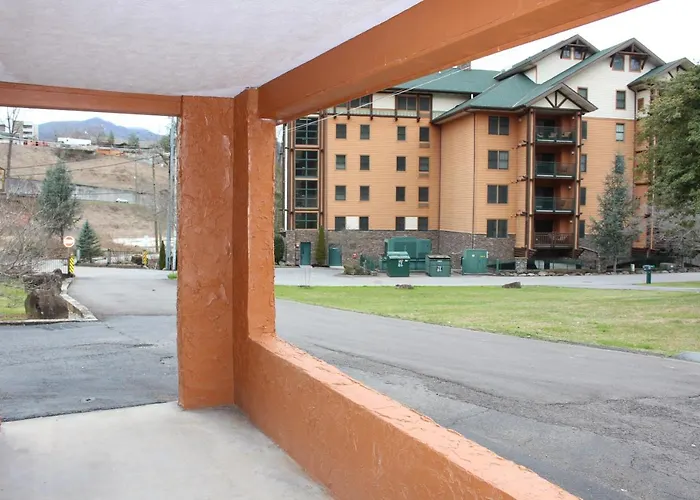 Spacious Downtown Condo Walking Distance To Downtown Gatlinburg Sleeps 6 Guests