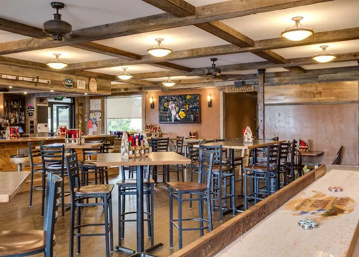 Snake River Roadhouse By Kabino Air Conditioning Wifi Bar Below Pool Table Shuffleboard Yummy Food