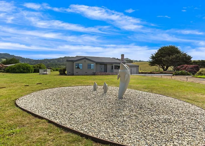 Ocean-View Manor With Large Yard Walk To Beach