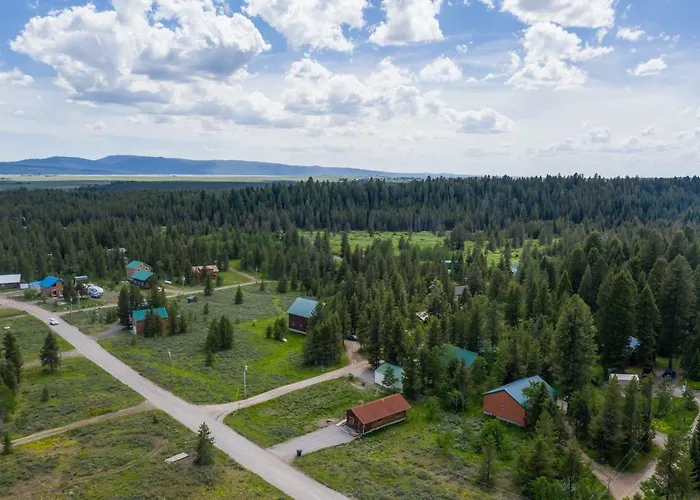 True Grit Rustic Retreat: Pet-Friendly Adventure Cabin