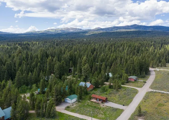 True Grit Rustic Retreat: Pet-Friendly Adventure Cabin