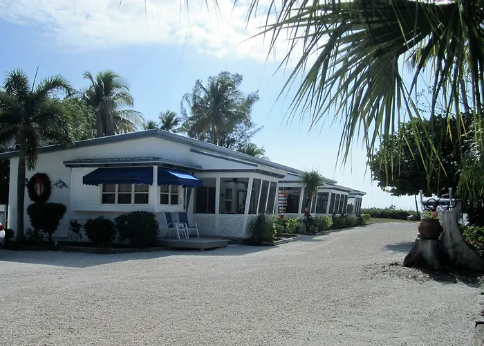 Tropical Winds Beachfront Motel And Cottages