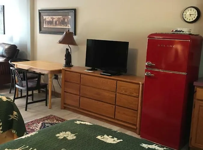 Warrensburg Inn & Suites - 6 Mi To Lake George