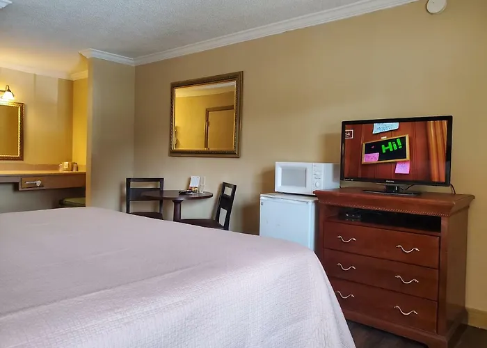 Colonial House Motel