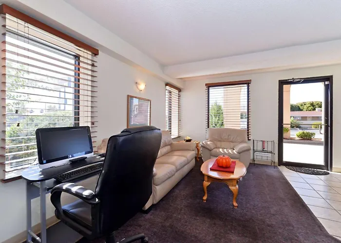 Executive Plus Inn And Suites