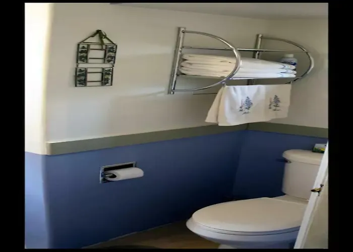 Cozy Muir Cottage - In Town - Pet Friendly