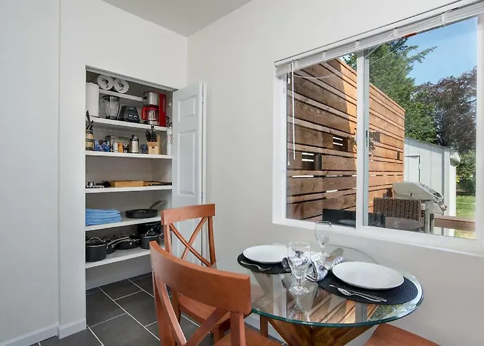 Mother In Law Suite With Private Hot Tub--Downtown