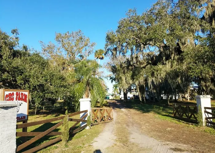 Beautiful Vacation Home Across From Lake Okeechobee