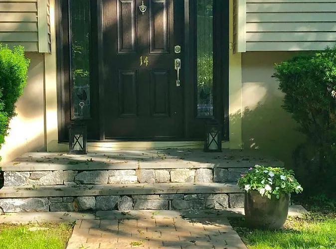 Cozy Garden Apartment Along The Shoreline