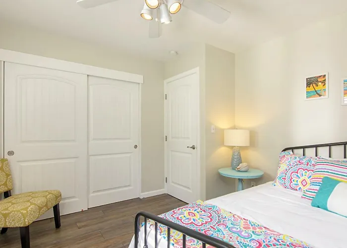 Ultimate Beach Bungalow - 1 Block From Beach - Huge Backyard