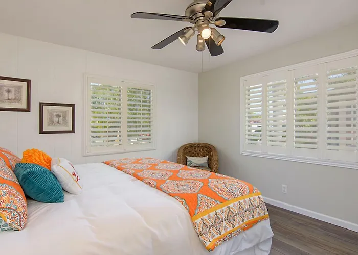Ultimate Beach Bungalow - 1 Block From Beach - Huge Backyard