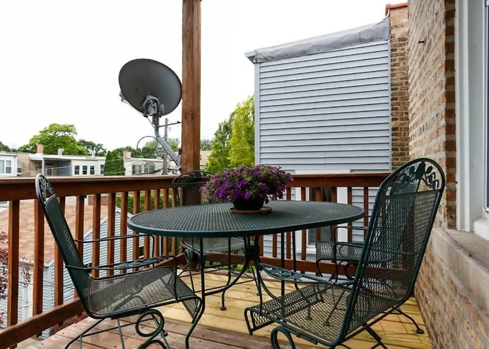 Wrigley Oasis! Steps From The Field! - 3Bd 1Ba