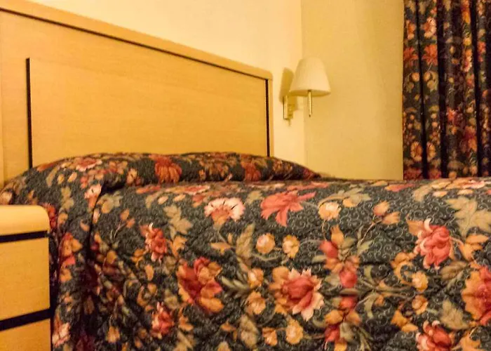 Americana Inn Farmingdale