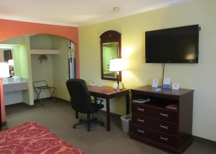 Days Inn By Wyndham Plainview