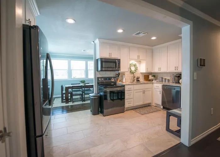 Walk To The Silos! 3 Bed 1960'S Bungalow Near Baylor