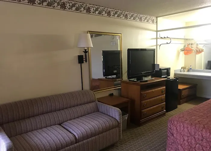 Tyler Inn & Suites