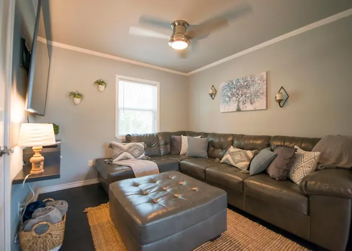 Walk To The Silos! 3 Bed 1960'S Bungalow Near Baylor