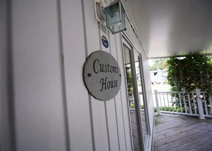 Bethpage Hewick Two-Bedroom Cottage 26