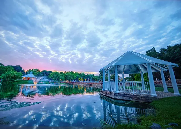 Bethpage Hewick Two-Bedroom Cottage 26