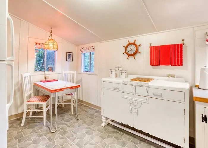 Seaside Classic Cozy Bungalow