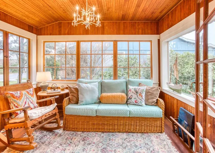 Seaside Classic Cozy Bungalow