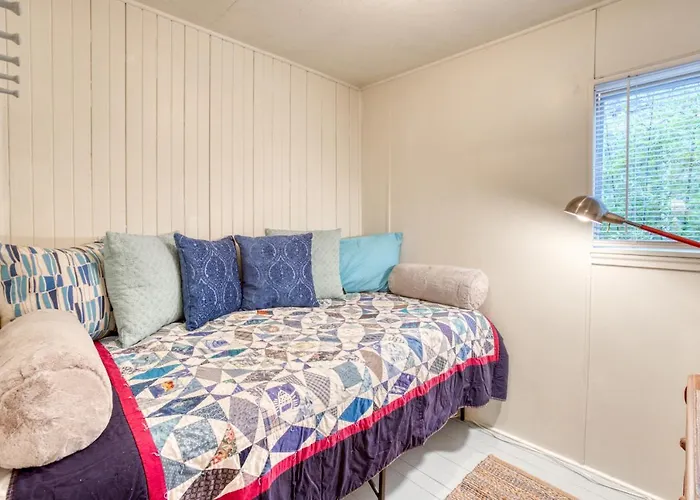 Seaside Classic Cozy Bungalow
