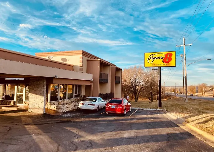 Super 8 By Wyndham Lawrence Ku