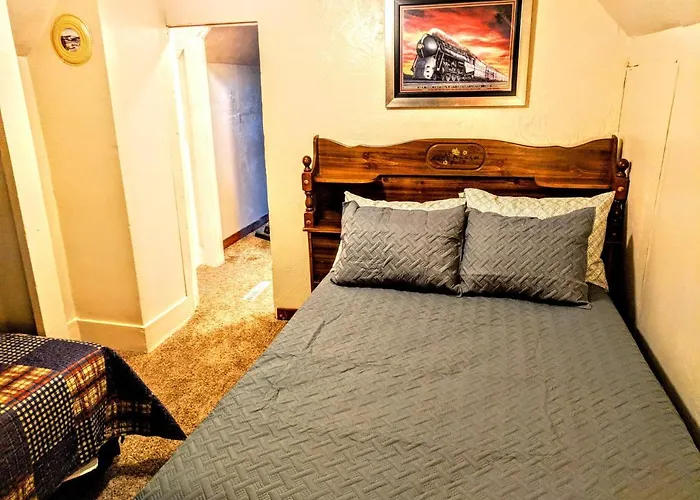 Vintage Cozy Family Home Near National Parks