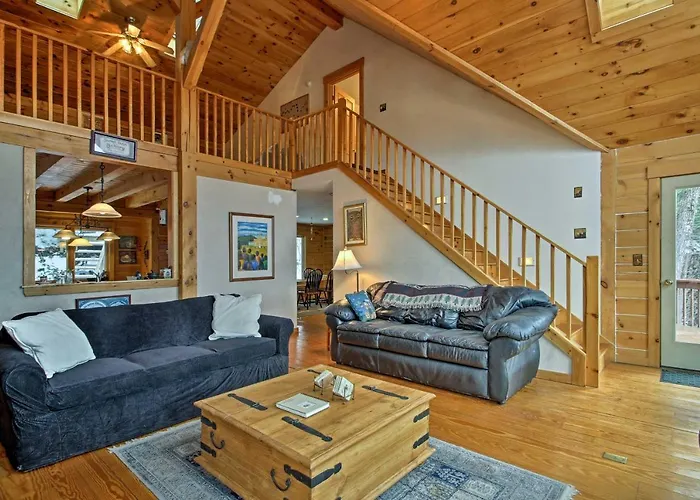 Spacious Gilford Retreat W/ Deck: 2 Mi To Skiing!