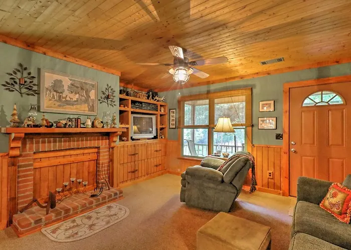 Cozy Pine Mountain Cabin W/ Screened Porch & Yard!