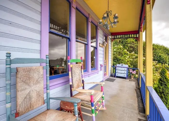 'Astoria Painted Lady' Historic Apt W/ River View!