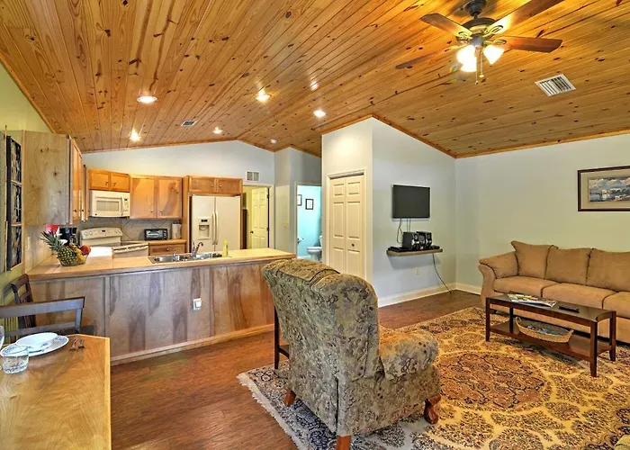 Crystal River Cottage On 1 Acre W/ Deck & Porch!