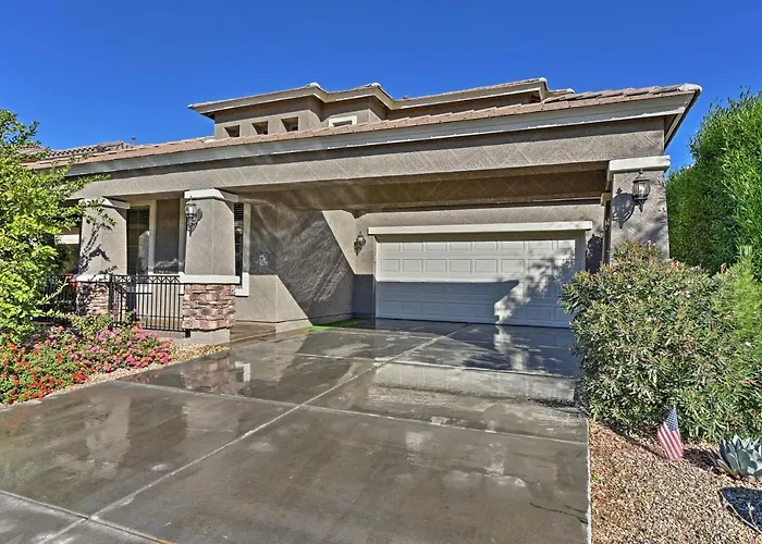 Heated Pool, Fire Pit & Game Room: Surprise Home