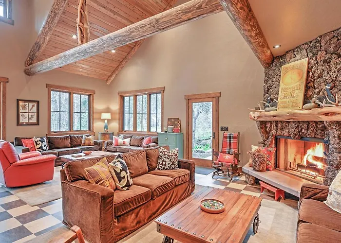 Ashland Lodge W/ Lake Views & Game Room Loft