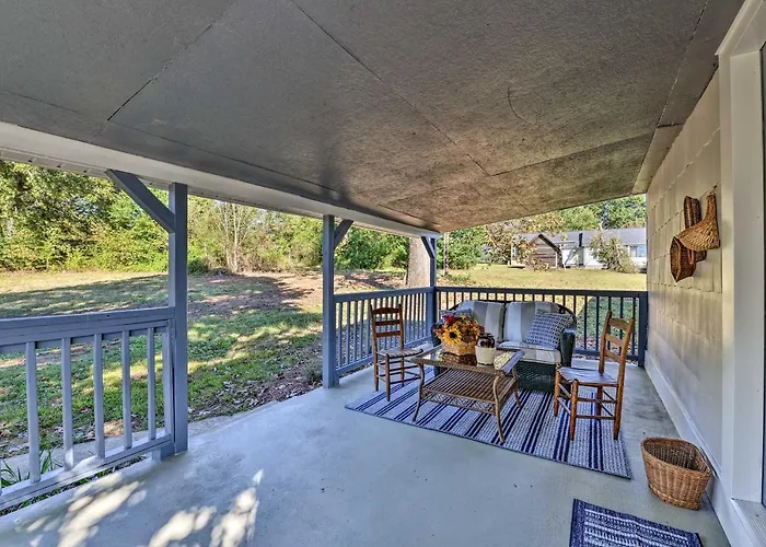 Porch, Fire Pit & Grill: Blue Ridge Mtn Cottage!