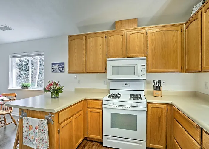 Centrally Located Mt Shasta Home W/ Deck!