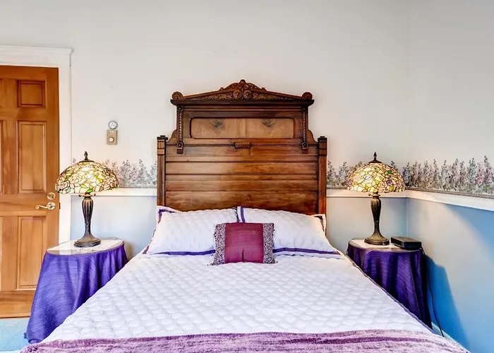 'Astoria Painted Lady' Historic Apt W/ River View!
