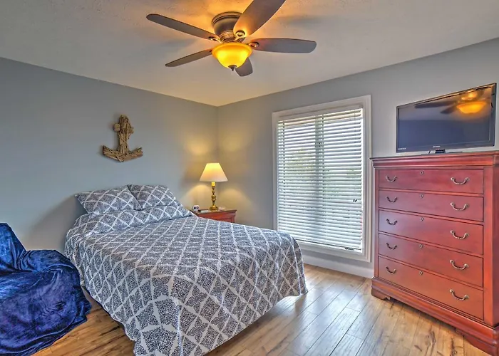 Monticello Home W/ Multi-Level Deck On 2 Acres!