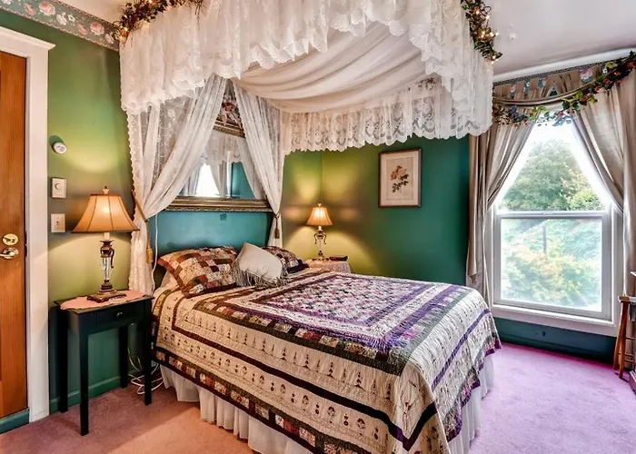 'Astoria Painted Lady' Historic Apt W/ River View!